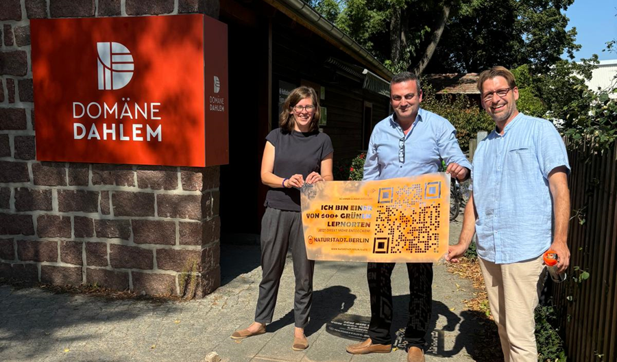 Vor der Domäne Dahlem; von rechts nach links Steffen Otte (Domäne Dahlem), Urban Aykal (Bezirksstadtrat für Ordnung, Umwelt- und Naturschutz, Straßen und Grünflächen) und Judith Hübner (Koordinierungsstelle NUN)