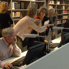 Besucher machen sich mit den neuen Arbeitsmöglichkeiten vertraut