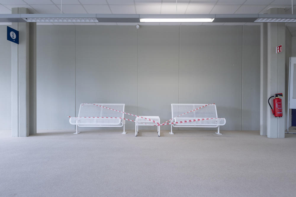 abgesperrte Bank in der Rostlaube