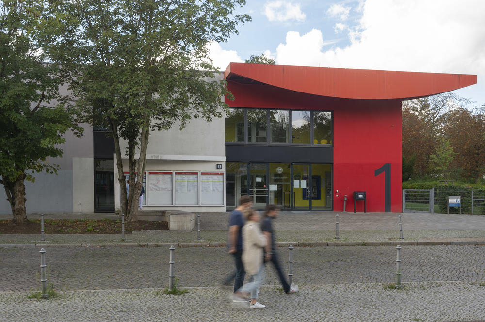 Blick auf das Gebäude der Iltisstraße 1