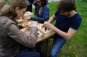 StudentInnen beim Bestücken des Wildbienenhotels.