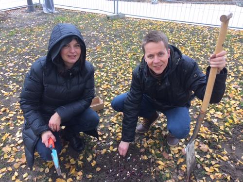 Gemeinsames Blumenpflanzen