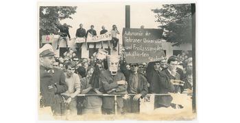 Schaulustige und Demonstrierende auf dem südlichen Gehweg der Bismarckstraße gegenüber der Deutschen Oper in Berlin-Charlottenburg