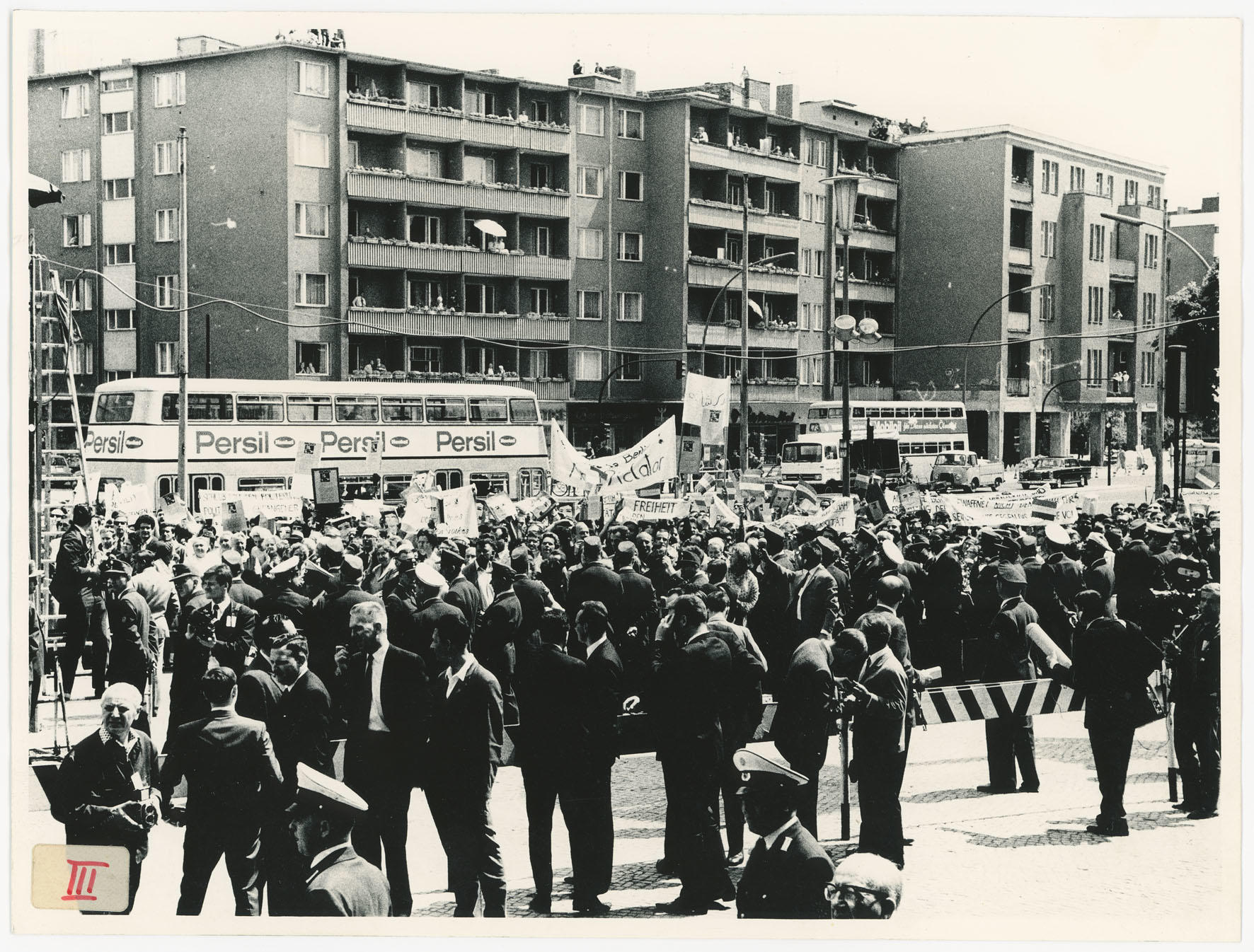 Pressevertreter, Polizisten, Schaulustige und Demonstrierende auf dem John-F.-Kennedy-Platz vor dem Rathaus Schöneberg.