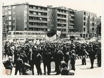 Pressevertreter, Polizisten, Schaulustige und Demonstrierende auf dem John-F.-Kennedy-Platz vor dem Rathaus Schöneberg.