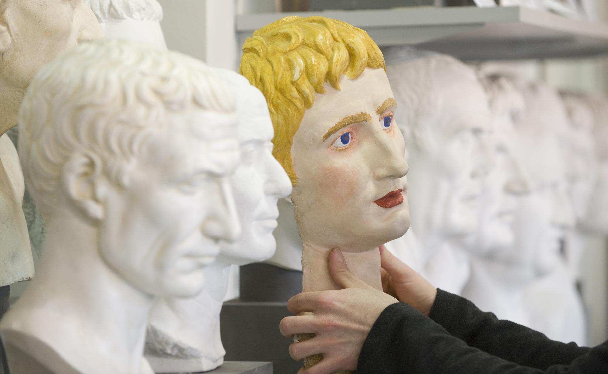 Farbige Experimente in der Abguss-Sammlung Antiker Plastik.