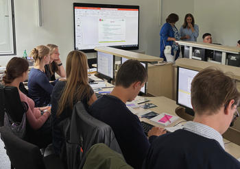 Schüler*innen bei der Recherche mit Provenienzforscherin Elena Brasiler und Heike Thomas, Auskunft und Teaching Library.
