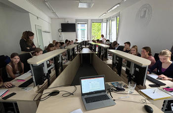 Die Schüler*innen recherchieren online nach den gestohlenen Büchern der ehemaligen Berliner Hochschule für die Wissenschaft des Judentums.