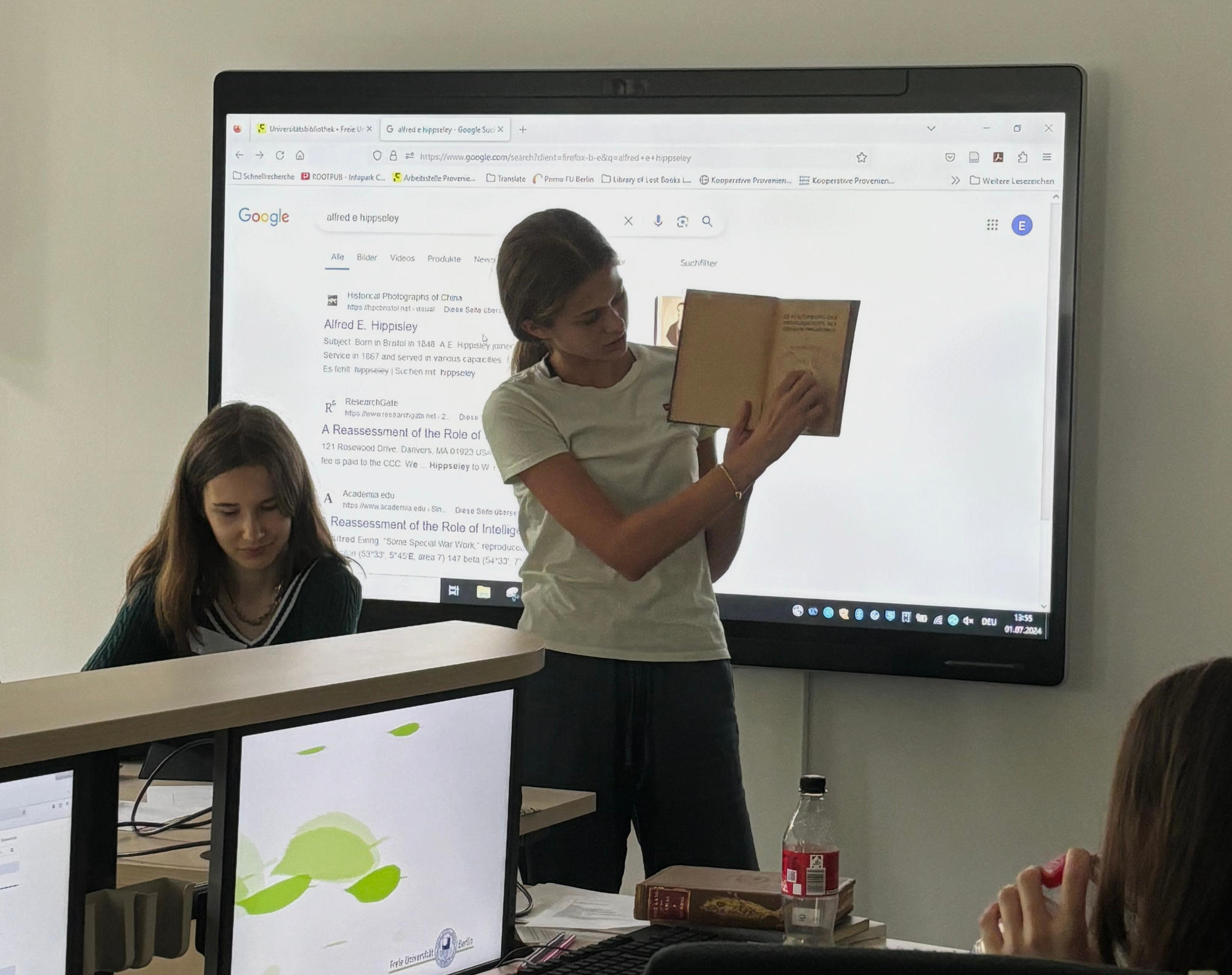 Die Schülerinnen präsentieren ihre Rechercheergebnisse.