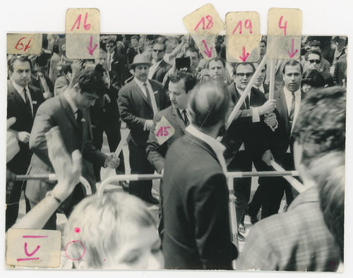 "Jubelperser" auf dem John-F.-Kennedy-Platz vor dem Rathaus Schöneberg