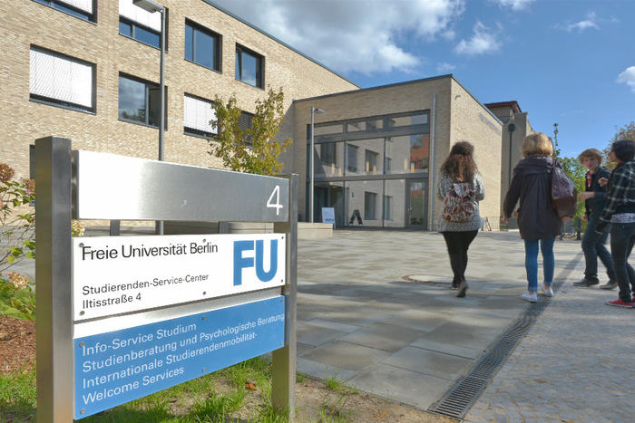 Nicht weit entfernt vom U-Bahnhof Dahlem-Dorf erhalten Studierenden der Freien Universität im Studierenden-Service-Center Antworten auf alle Fragen rund um das Studium.