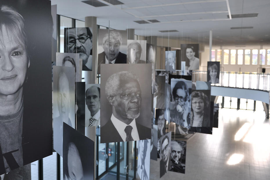 Bilder im Henry-Ford-Bau von Freunden, Förderern und berühmten Persönlichkeiten, die der Freien Universität verbunden sind.