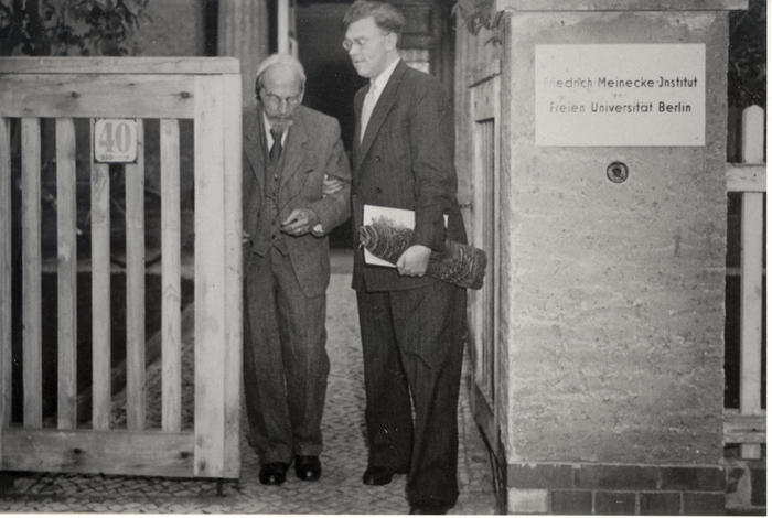 Historiker und Gründungsrektor Friedrich Meinecke (links) verlässt nach dem Festakt der Umbenennung des Historischen Seminars in Friedrich-Meinecke-Institut das Gebäude